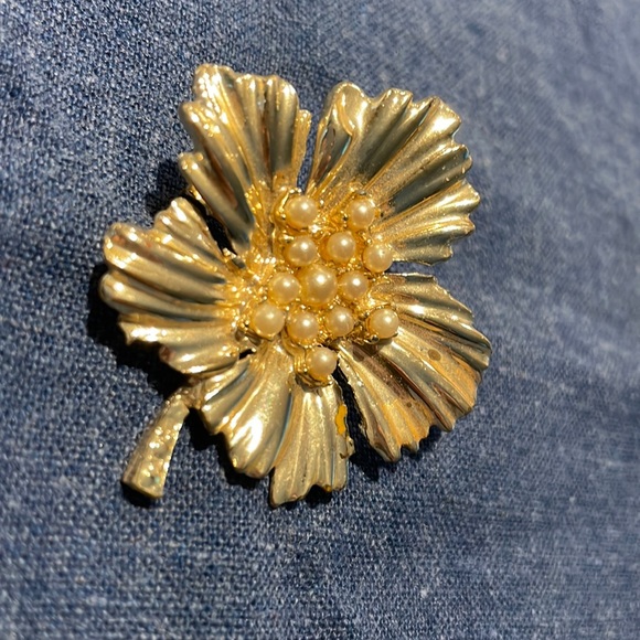 ⭐️4 for $16⭐️Real Vintage Flower pin with faux pearl cluster - Picture 2 of 4